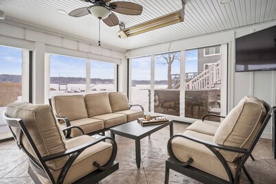 Luxury Waterfront Retreat - Hot tub & Game Room