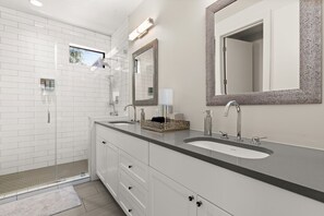 Hair dryer, towels, soap, shampoo - Stylish Pearl District Stay - Relax, Dine & Explore (San Antonio)
