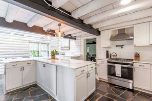 Microondas, horno, parrilla de estufa y lavavajillas 