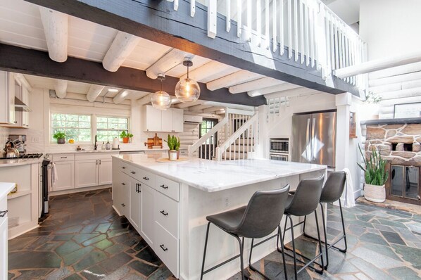 Microondas, horno, parrilla de estufa y lavavajillas 