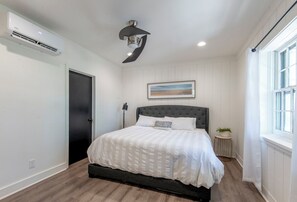 5 bedrooms, iron/ironing board, travel cot, WiFi - Spacious 5-bedroom Cabin on 12 acres close to Wineries/Breweries/Hiking (Charlottesville)