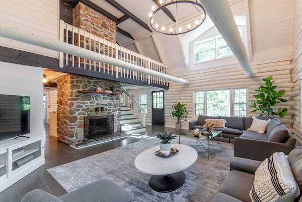 Smart TV, fireplace