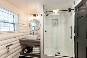 Douche, sèche-cheveux, serviettes fournies, savon