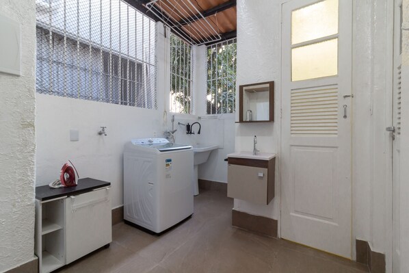 Shower, hair dryer, towels, shampoo