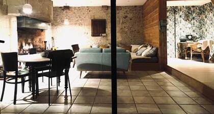 Estate in the heart of the Périgord Blanc with swimming pool and large wooded park.