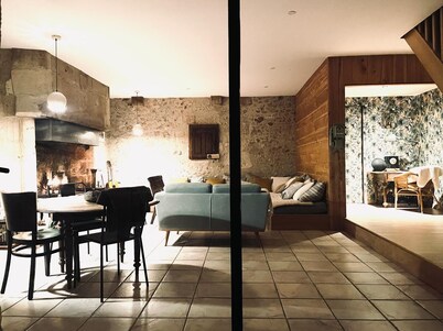 Estate in the heart of the Périgord Blanc with swimming pool and large wooded park.