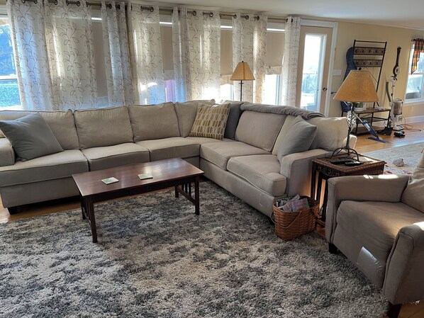 TV connectée, lecteur de DVD, livres, chaîne hi-fi