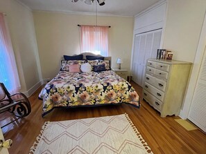 2 chambres, fer et planche à repasser, lit de bébé portatif