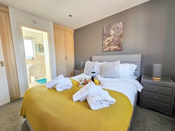 3 bedrooms, iron/ironing board, travel cot, Internet