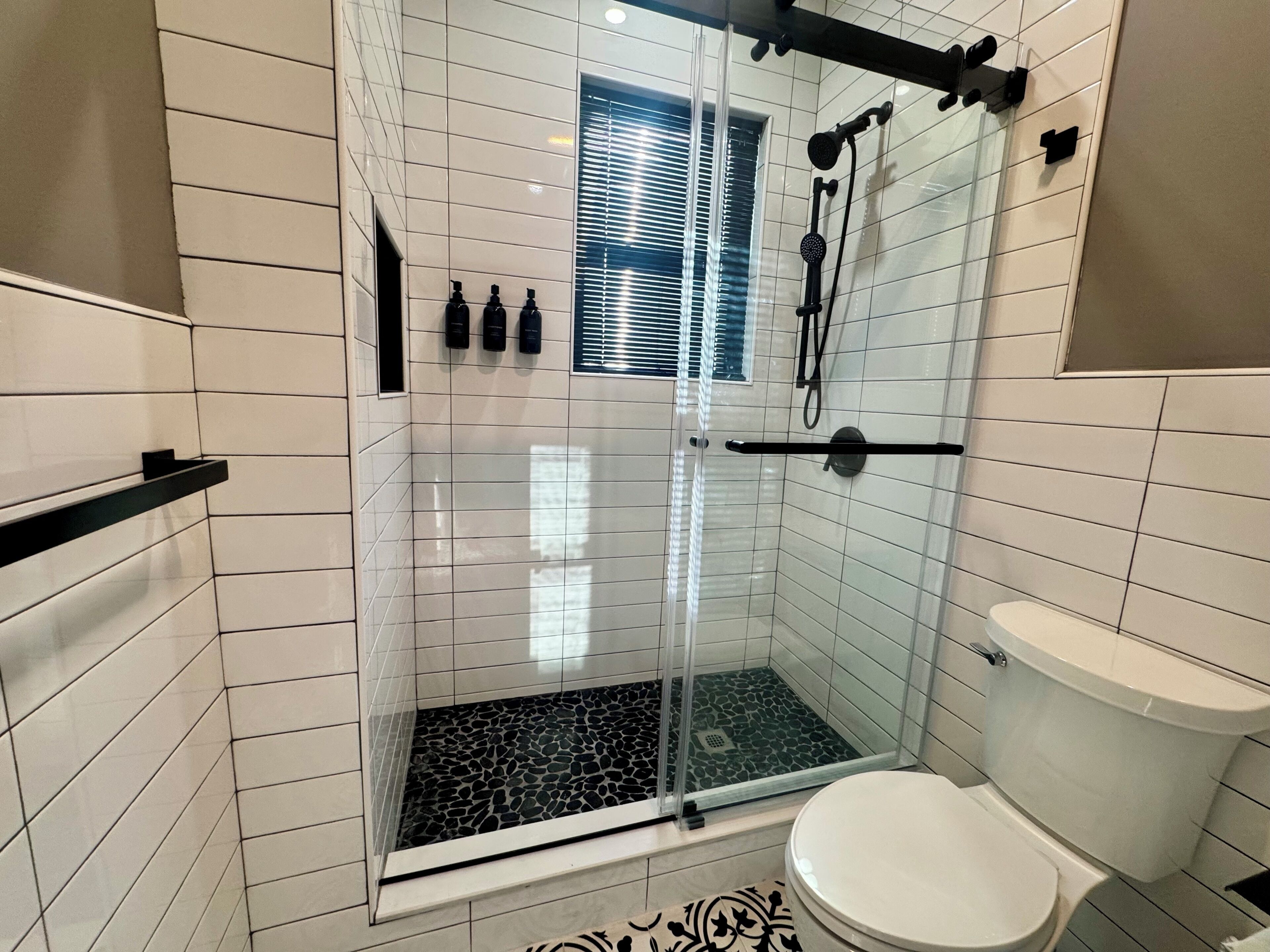 Dusche, Haartrockner, Handtücher, Seife