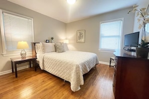 3 bedrooms, desk, iron/ironing board, WiFi - Serendipity! Charming 3 Bed, 2 Bath Marietta House with Easy Access to Atlanta! (Marietta)