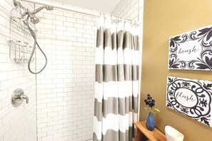 Shower, hair dryer, towels, soap - Serendipity! Charming 3 Bed, 2 Bath Marietta House with Easy Access to Atlanta! (Marietta)