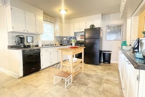 Fridge, microwave, oven, stovetop - Serendipity! Charming 3 Bed, 2 Bath Marietta House with Easy Access to Atlanta! (Marietta)
