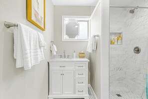 Dusche, Haartrockner, Handtücher, Seife