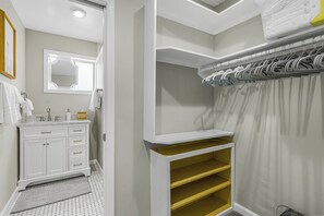 Suihku, hiustenkuivaaja, pyyhkeet, saippua