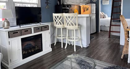 Charming 2-bedroom house boat in Portsmouth with AC, WiFi