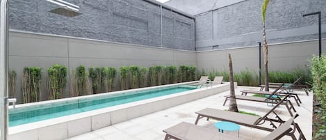 Piscina externa, espreguiçadeiras