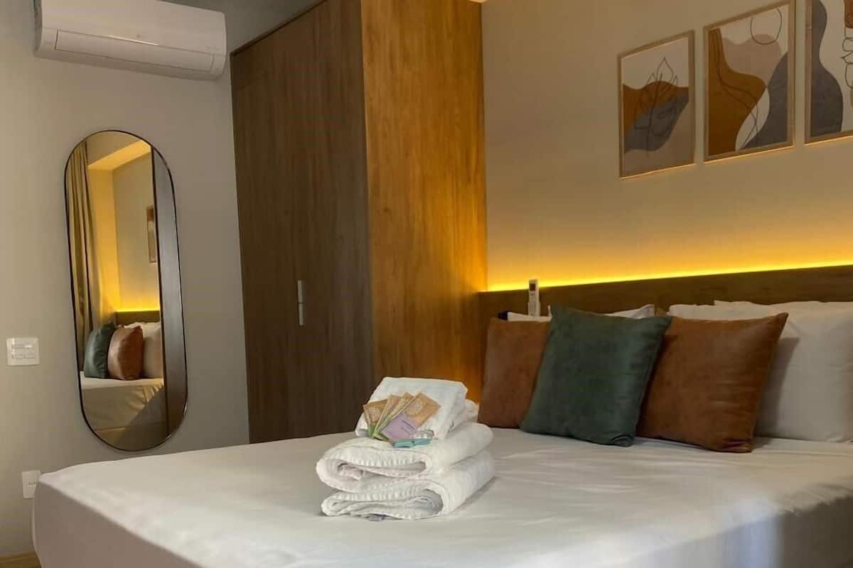 Estudi | Cortines opaques, planxa i posts de planxar i wifi gratuïta