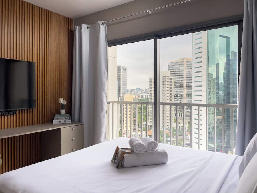 Estúdio | Roupas de cama premium, cortinas blackout, ferros/tábuas de passar roupa