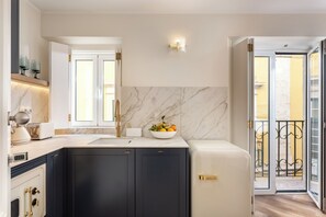 Tủ lạnh nhỏ, lò vi sóng, bếp nấu, máy rửa bát