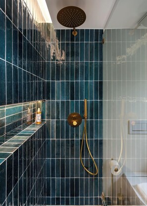 Appartamento Deluxe, angolo cottura, vista città | Bagno | Doccia, soffione a pioggia, asciugacapelli, asciugamani