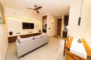 تلفزيون ذكي بحجم 55-بوصة يعرض قنوات تلفزيونية رقمية