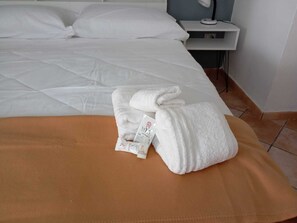 1 soverom, skrivebord, strykejern/-brett og reiseseng for barn