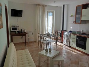 TV, bøker og stereoanlegg