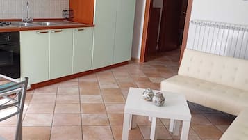 TV, livros, aparelho de som