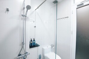 Dusche, Haartrockner, Handtücher, Seife