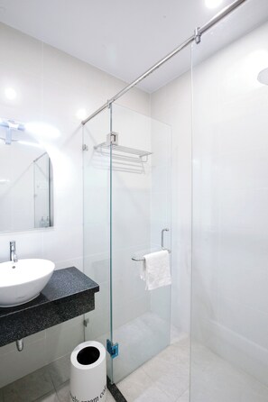 Dusche, Haartrockner, Handtücher, Seife