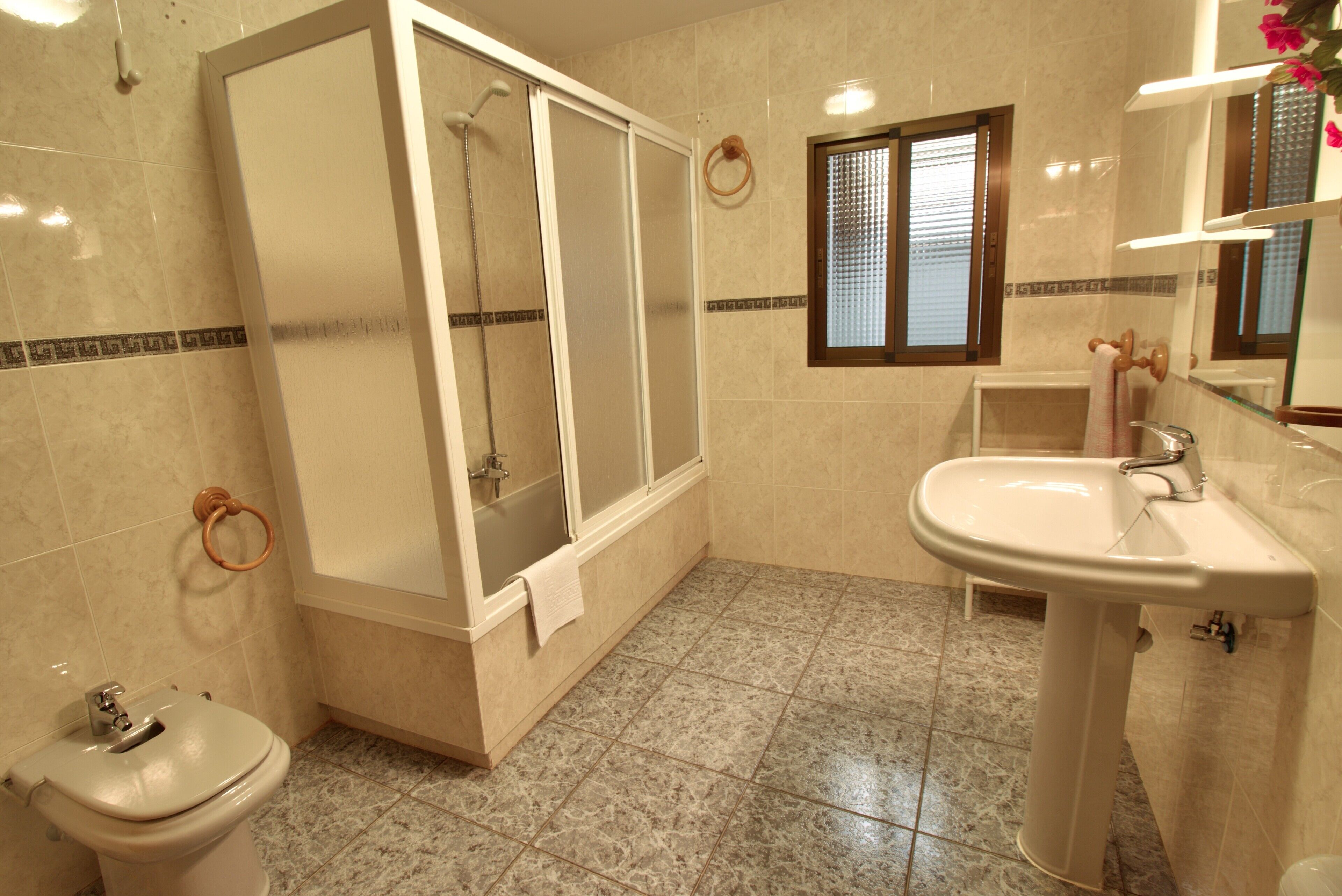 Regadera, bidet, toallas, jabón 