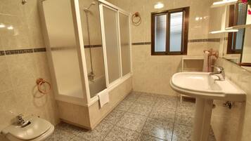 Een douche, een bidet, handdoeken, zeep