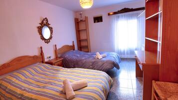 4 bedrooms, iron/ironing board, WiFi, bed sheets