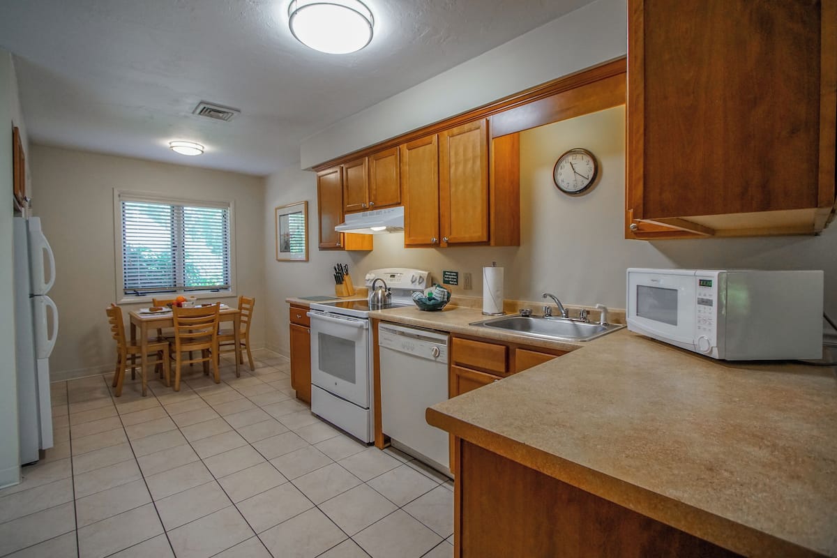 Suite Deluxe, 2 chambres | Cuisine privée | Grand réfrigérateur, micro-ondes, four, plaque de cuisson