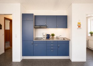 Coffee/tea maker, stovetop, high chair, cookware/dishes/utensils - House Najade, small feel-good oasis Whg. 7, Pastoratsweg 17, 27476 Cuxhaven Döse (Cuxhaven)