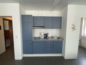 Kogeplade, kaffe-/temaskine, højstol, køkkentøj/tallerkener/redskaber