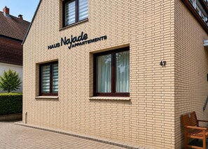 A building with a sign reading 'Najaide Apartments' and the number 47. - Maison Najade, A Little Oasis of Well-Being, Apt. 7, Pastoratsweg 17, 27476 Cuxhaven, Döse (Cuxhaven)