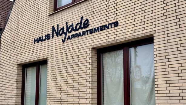 A building with a sign reading 'HAUS Najade APARTMENTS'. - House Najade, small feel-good oasis Whg. 7, Pastoratsweg 17, 27476 Cuxhaven Döse (Cuxhaven)