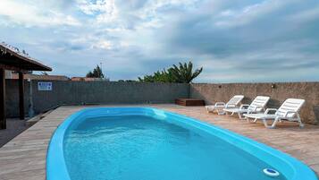 8 outdoor pools