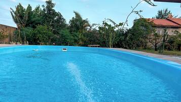 8 outdoor pools