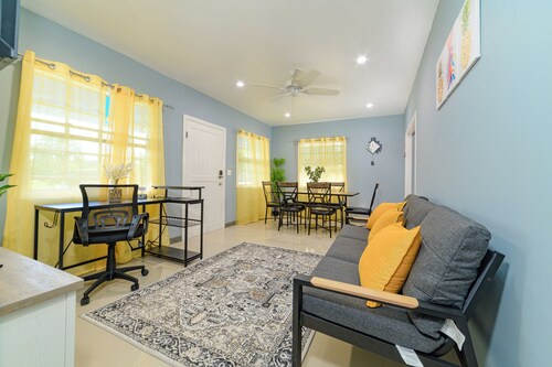 Charming 2-bedroom apartment in Buckleys with WiFi, AC