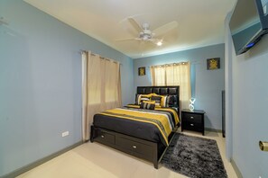 2 camere, una scrivania, ferro/asse da stiro, culla da viaggio