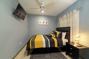 2 habitaciones, escritorio y tabla de planchar con plancha 