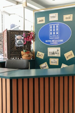 Quầy tiếp tân
