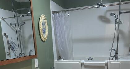 Charming 3-bedroom house in Mountain City beautiful big coy pond in backyard