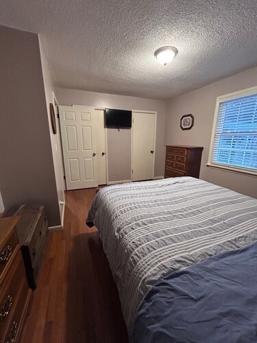 Charming 3-bedroom house in Mountain City beautiful big coy pond in backyard