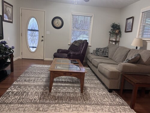 Charming 3-bedroom house in Mountain City beautiful big coy pond in backyard