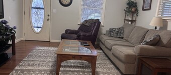 Charming 3-bedroom house in Mountain City beautiful big coy pond in backyard