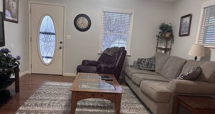 Charming 3-bedroom house in Mountain City beautiful big coy pond in backyard